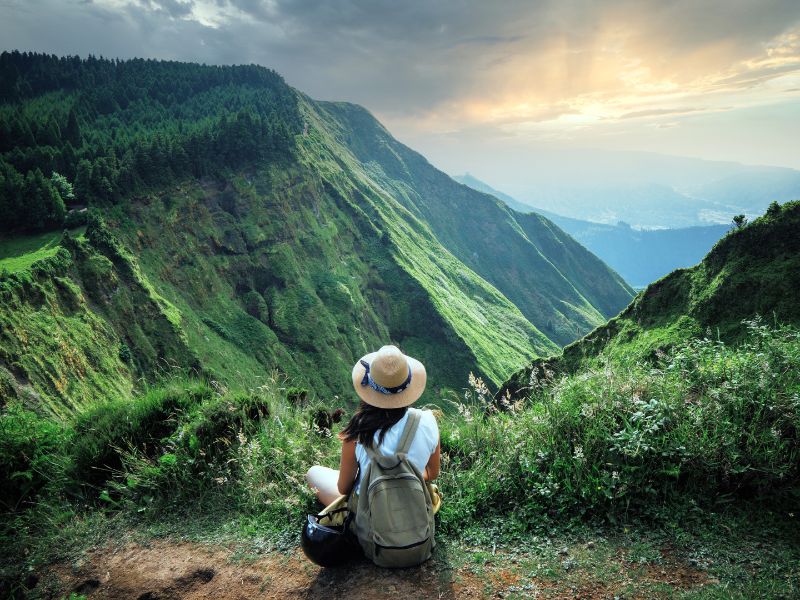 người đi du lịch trên núi cao