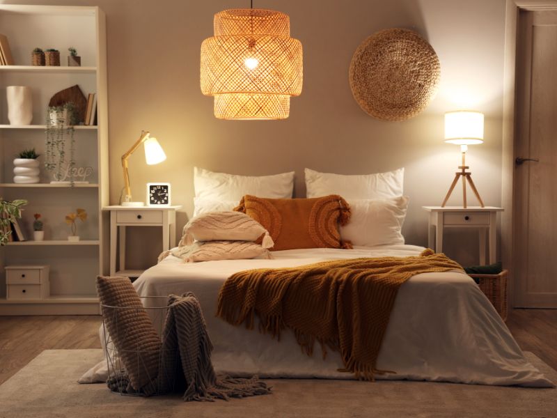 Phòng ngủ lắp nhiều đèn vàng