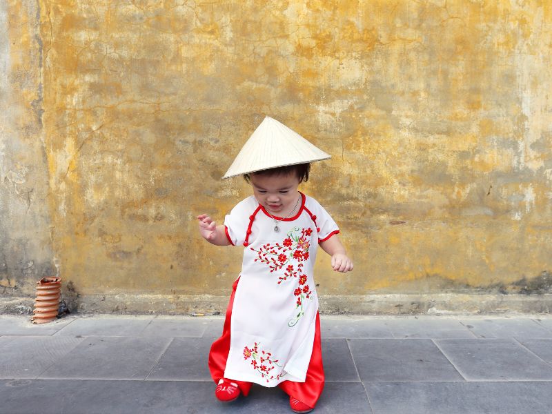 bé gái mặc áo dài