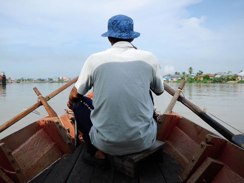 người đàn ông đang chèo thuyền