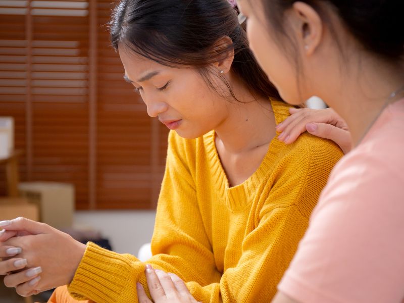 cô gái dỗ bạn đang khóc