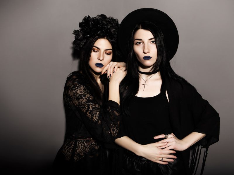 hai người nữ trong phong cách gothic