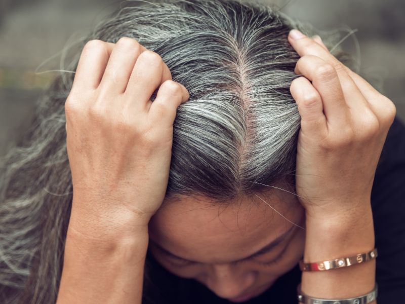người phụ nữ có tóc bạc