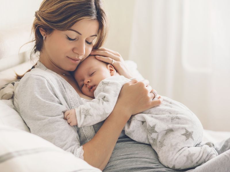 mẹ ôm ấp em bé