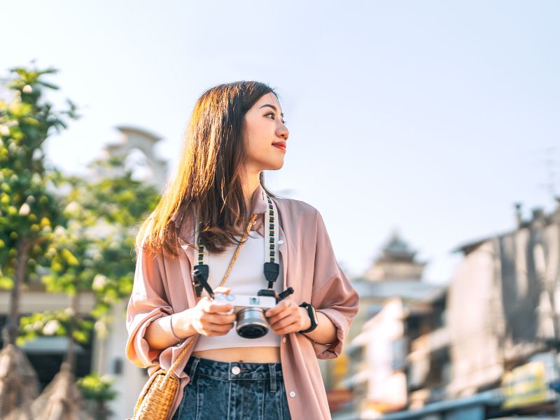 cô gái chụp hình khi đi du lịch