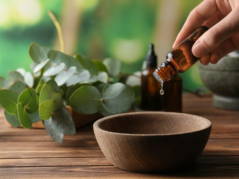 đổ tinh dầu ra chén