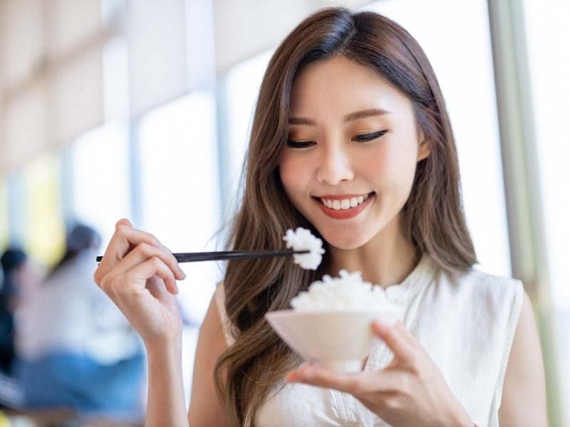 người phụ nữ ăn cơm