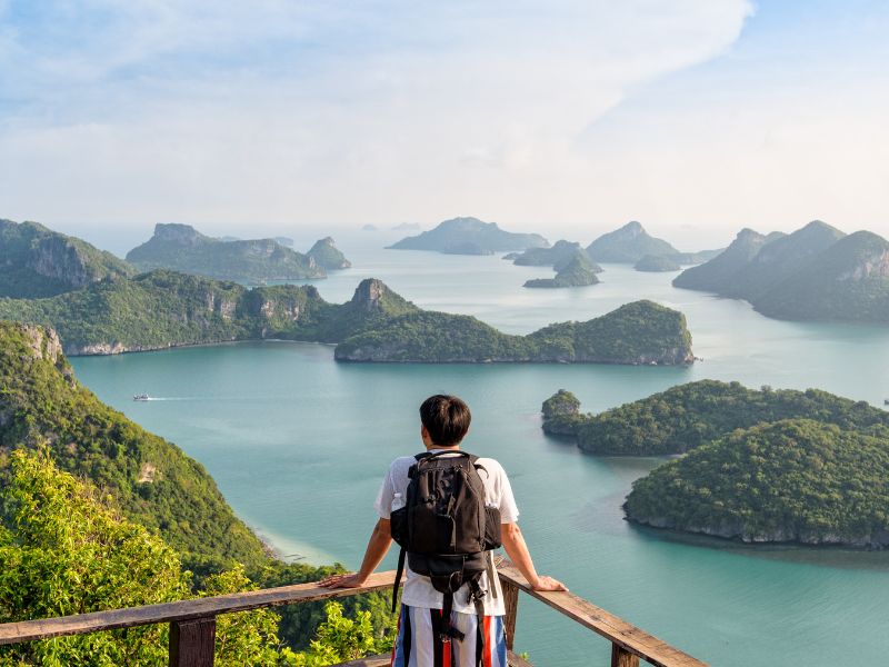 người đàn ông đi du lịch