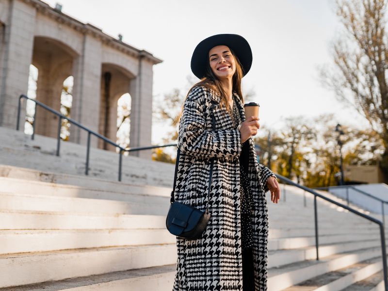 Cách phối coat sọc trắng đen