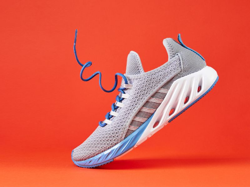 giày sneaker