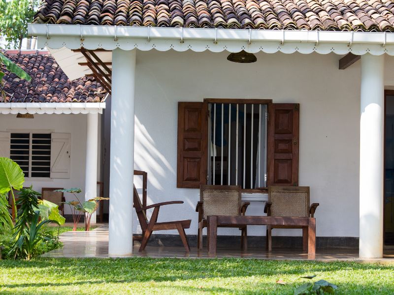 bàn ghế bên hiên nhà