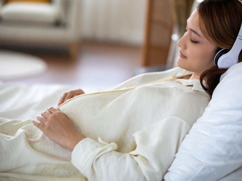 thai phụ đang nằm thư giãn