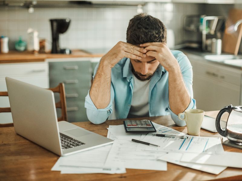 người căng thẳng vì tiền bạc
