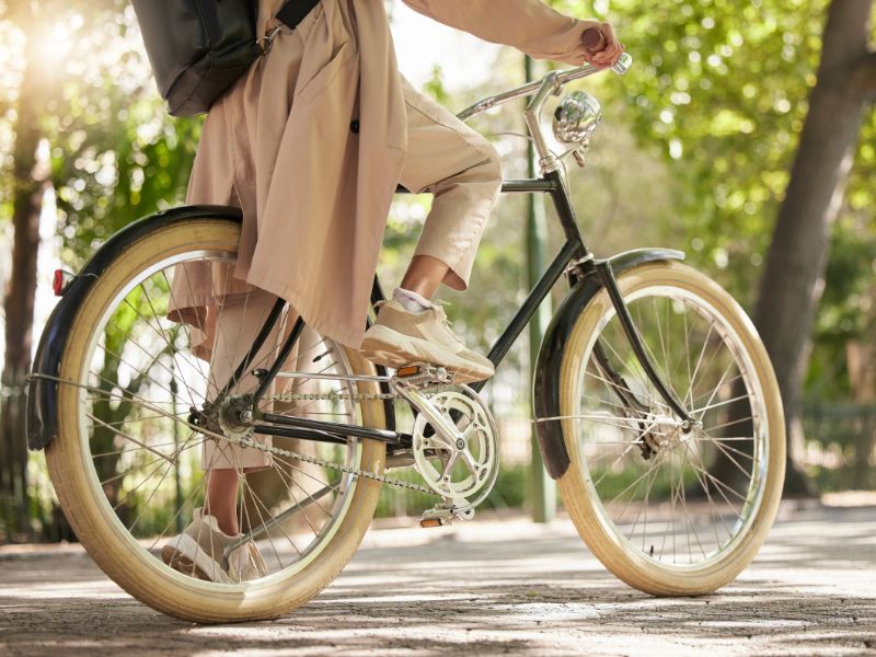 người đang chạy xe đạp