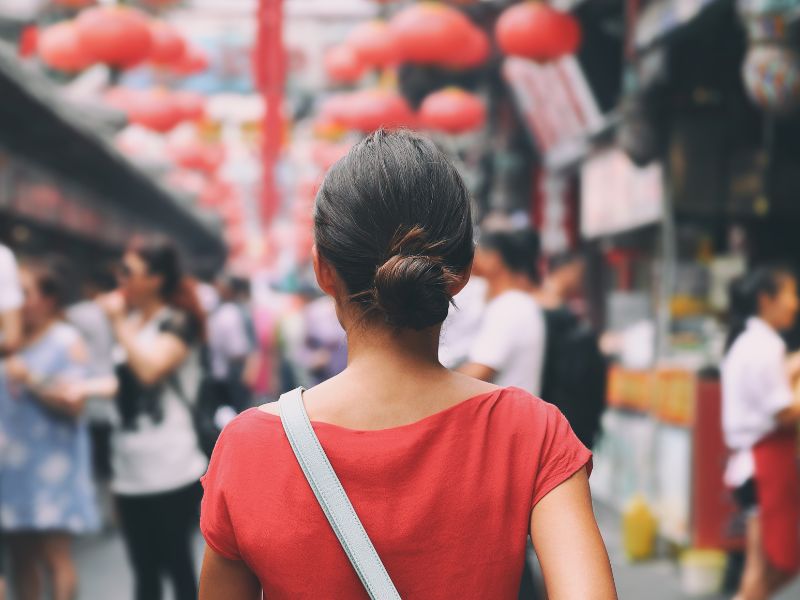 người phụ nữ đi bộ giữa đám đông