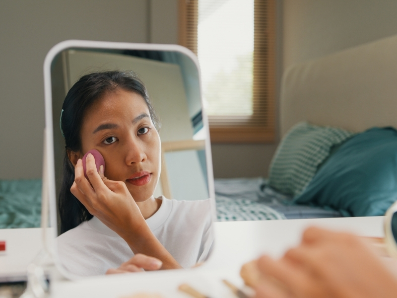 Cách che khuyết điểm quầng thâm và mụn