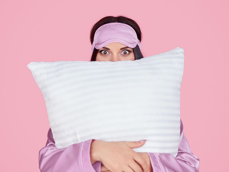 Cô gái ôm ôm ngủ