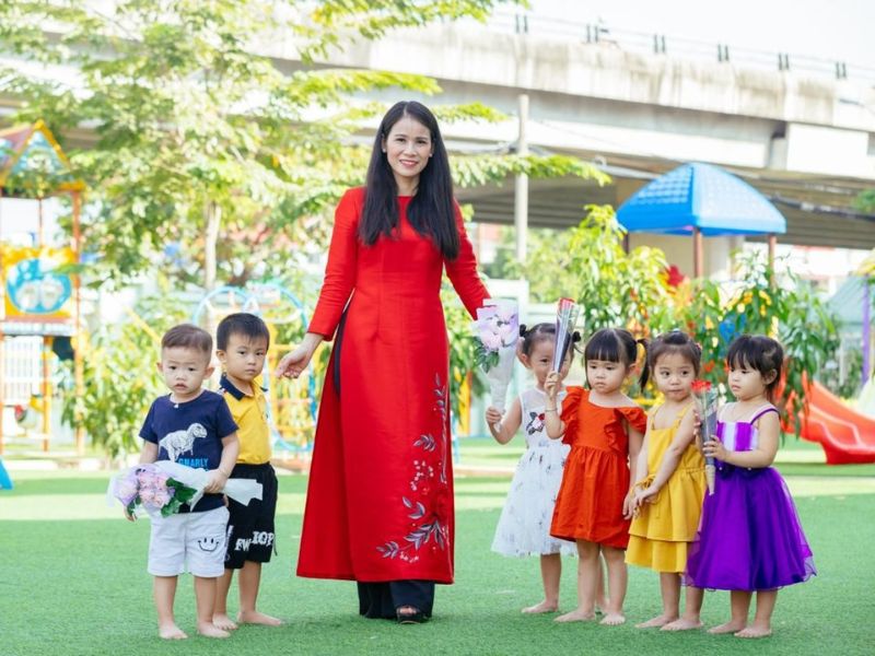 Cô giáo và học sinh mầm non