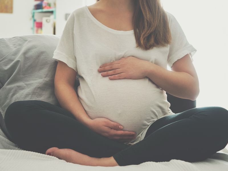 thai phụ ngồi thư giãn