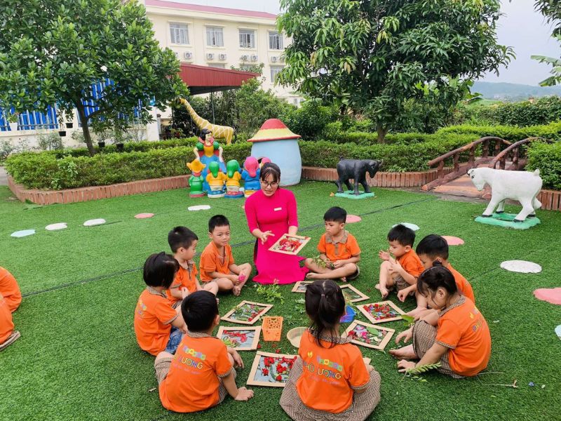 học sinh mầm non sinh hoạt ngoài trời