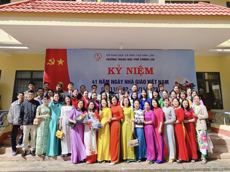 thầy cô chụp ảnh 20 11