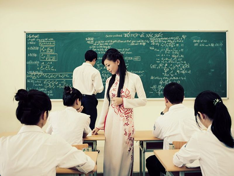 giáo viên đang dạy trong lớp học