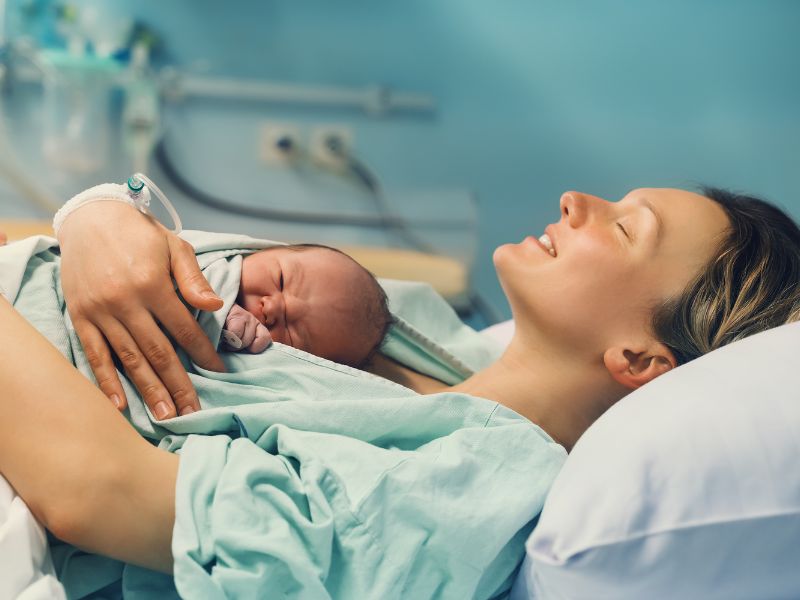 Mẹ và em bé mới sinh