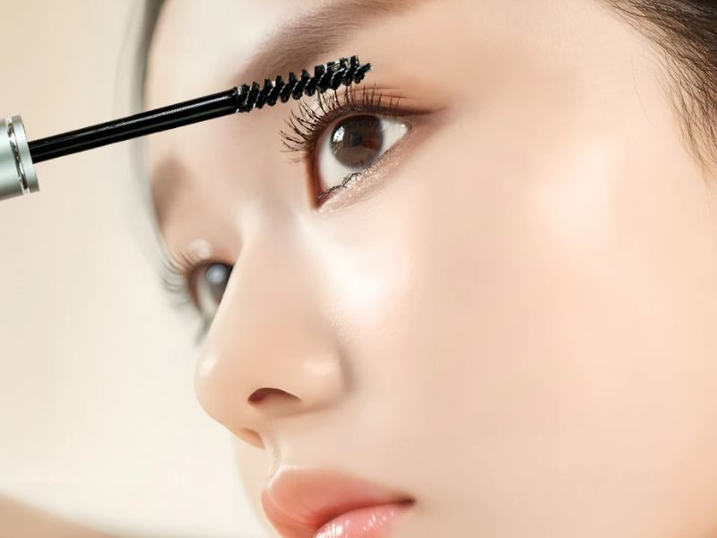 Cách tháo mi giả, mi nối tại nhà bằng dầu dừa ép lạnh 