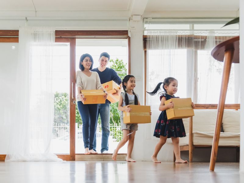 Cả gia đình đang dọn vào nhà mới