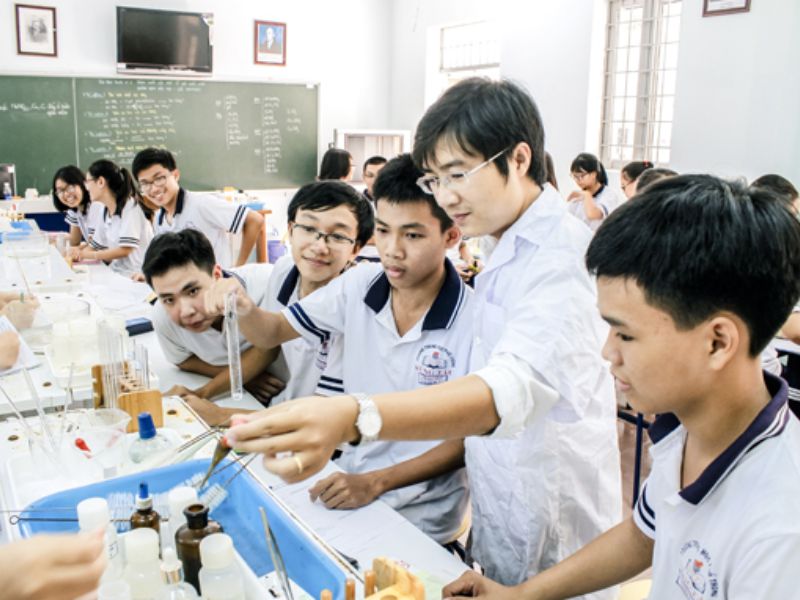 Thầy giáo dạy môn hoá