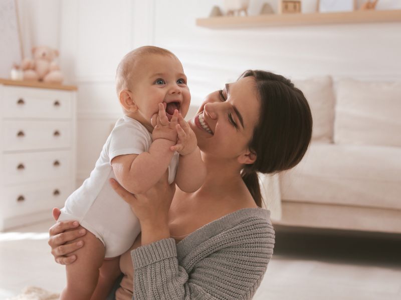 mẹ trẻ bế bé gái