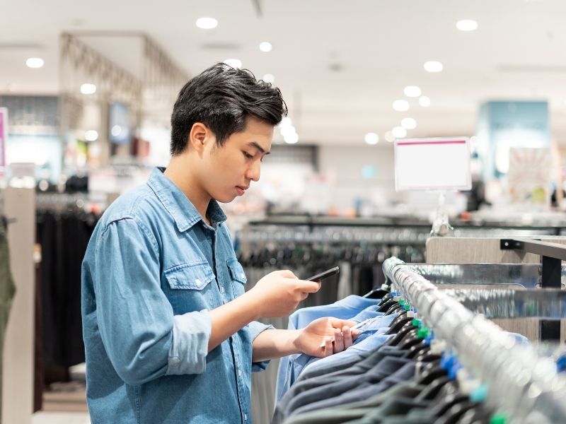Người đàn ông đi shopping