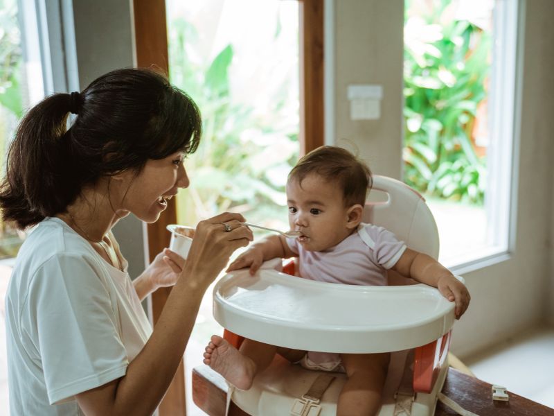 đút bé trai ăn cơm