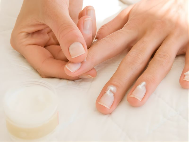 vệ sinh móng tay