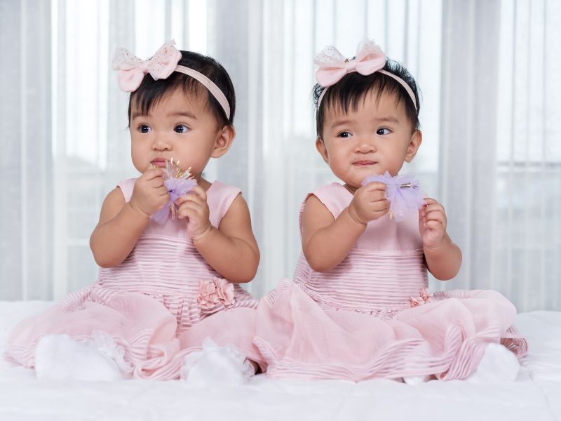 bé gái sinh đôi