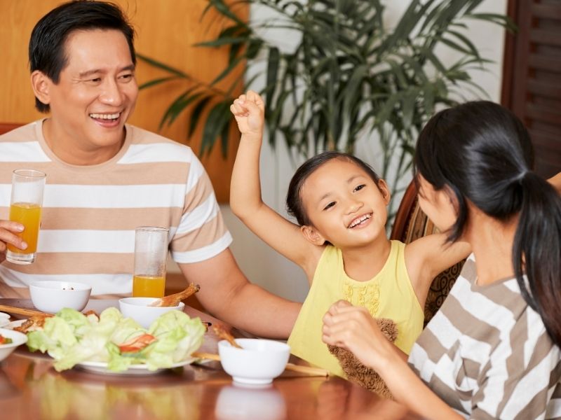 Cả nhà vui vẻ ăn uống với nhau