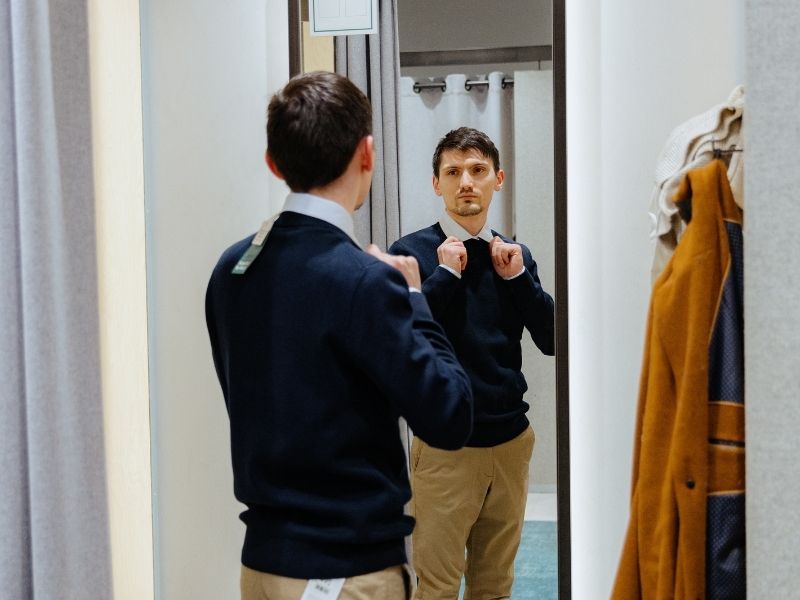 nam đi thử áo sweater