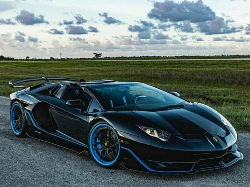 Xe hơi màu xanh đậm