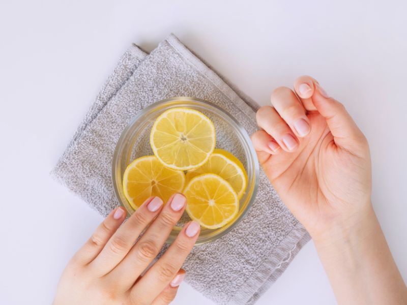 ngâm móng tay với chanh