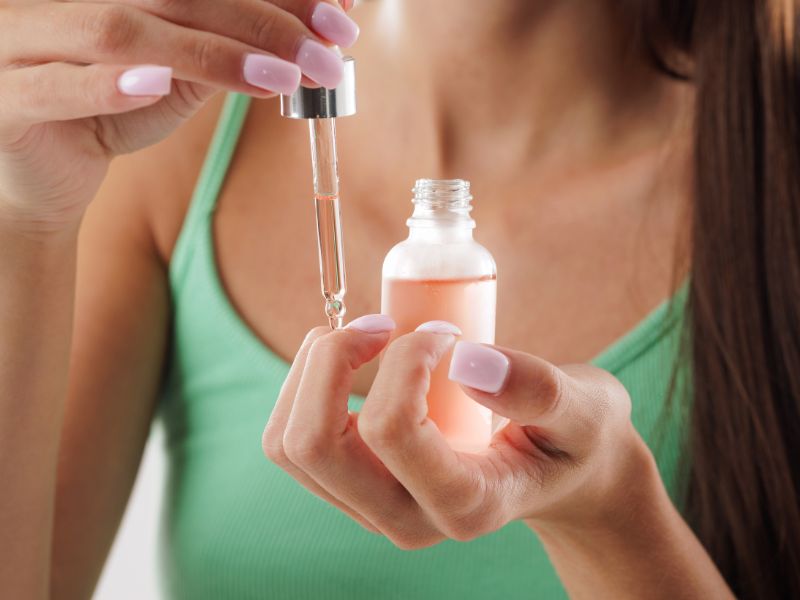 chăm sóc móng tay bằng dầu dưỡng