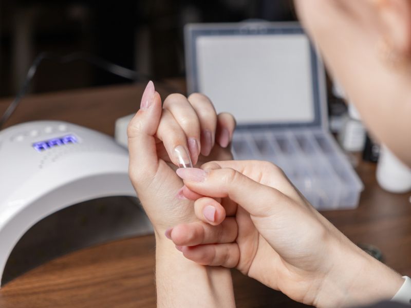 dán móng tay giả bằng sơn nền