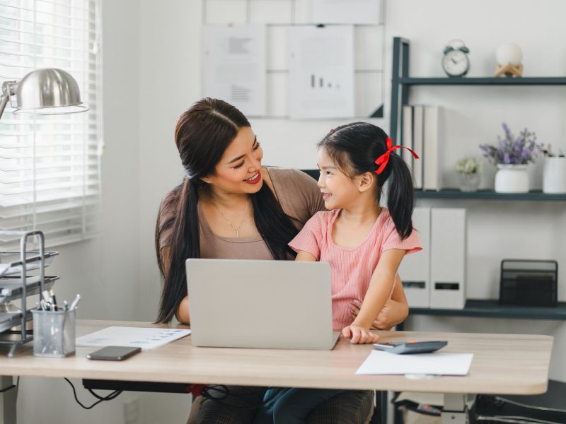 mẹ và bé gái đang trò chuyện