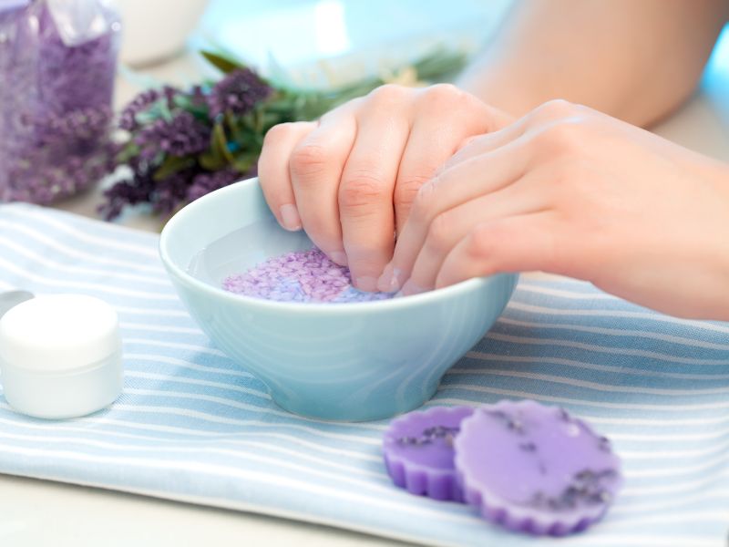 ngâm tay trong nước xà phòng