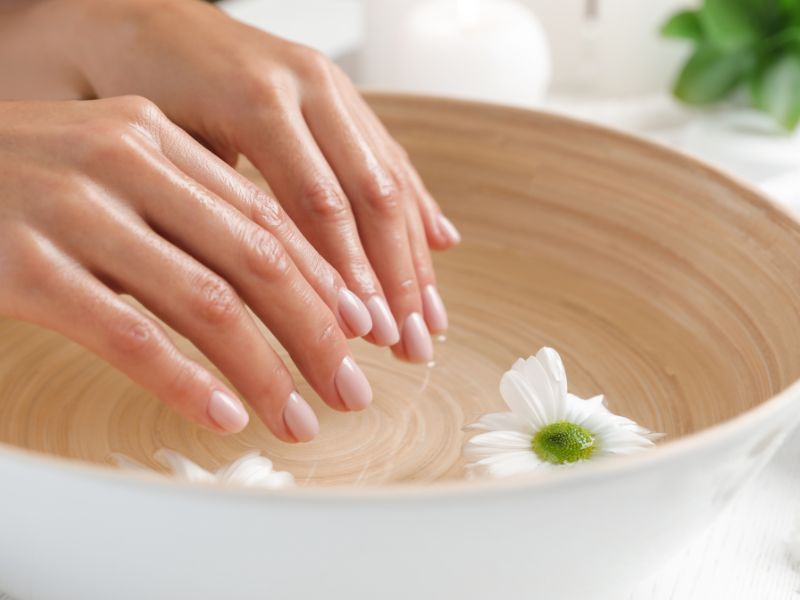 ngâm tay trong nước muối