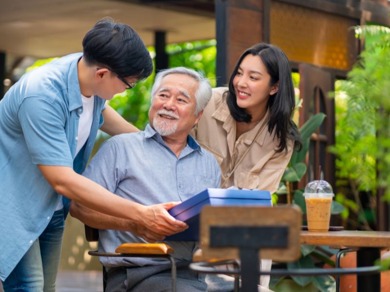 Tặng ông quà ngày 19/11