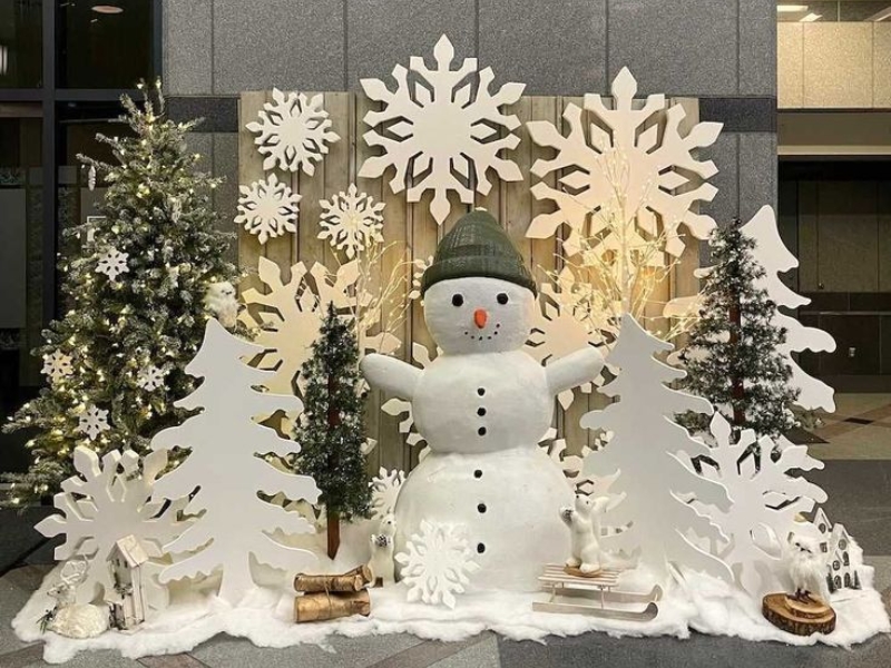 Sử dụng người tuyết trang trí cửa hàng