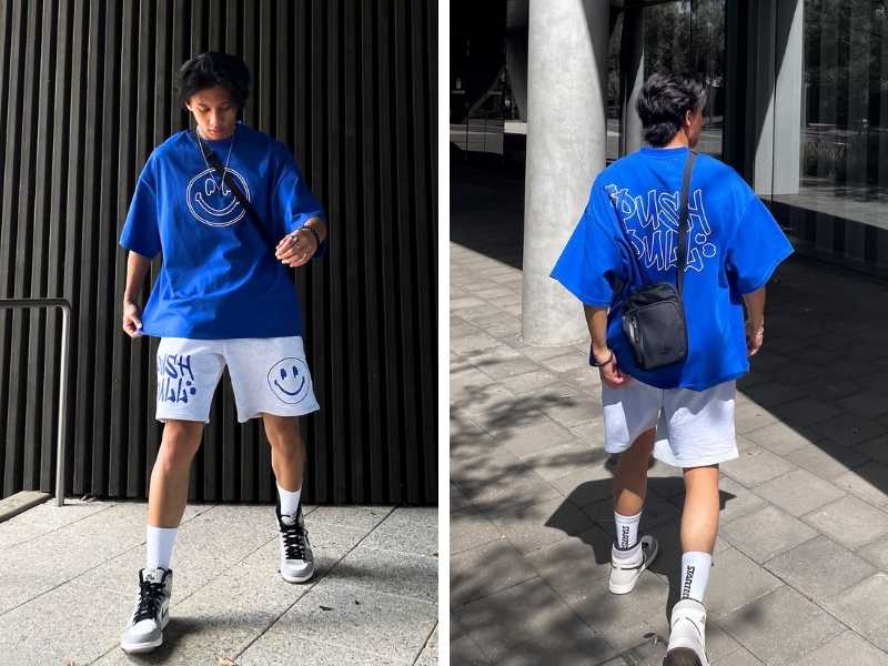 Phối áo thun nam xanh dương với quần short trắng