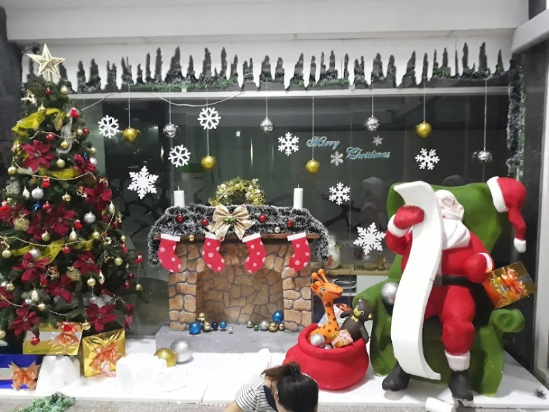 Trang trí Noel lớp học bằng decal 