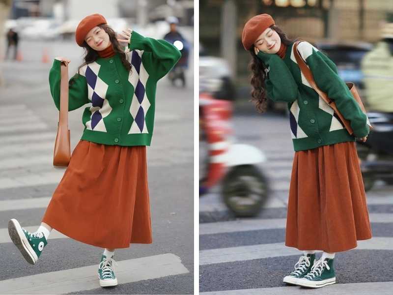 Phối chân váy cam với áo màu xanh lục