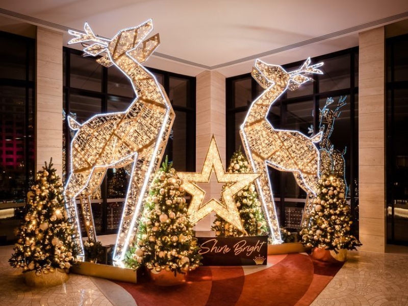 Trang trí cửa hàng Noel bằng tuần lộc